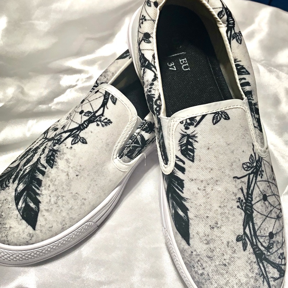 No name new without tags Women’s canvas slip ons. Size 7 ready for spring